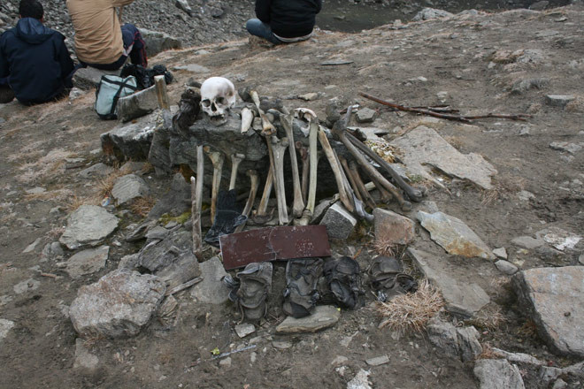 Hồ Roopkund nằm ở đáy của một thung lũng nhỏ của Himalaya, thuộc quận Chamoli, Uttaranchal, Ấn Độ. Hồ khá nông, với độ sâu lớn nhất chỉ khoảng 2m. Nguồn ảnh: India Today