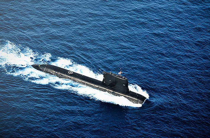Về mặt hỏa lực, tàu ngầm Challenger của Singapore cũng thua xa tàu ngầm Việt Nam, Indonesia khi chỉ có 4 ống phóng ngư lôi 533mm và 2 ống phóng 400mm dùng để bắn ngư lôi, thủy lôi. Chúng không có khả năng bắn tên lửa hành trình chống hạm tầm xa. Nhìn chung, tàu ngầm lớp Challenger chủ yếu phù hợp cho nhiệm vụ huấn luyện, tuần tra vùng ven biển hơn là tác chiến biển xa.