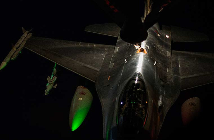 Tiêm kích F-16 của Không quân Hà Lan đang được máy bay tiếp dầu KC-135 bơm nhiên liệu trong đêm trên bầu trời Iraq, ngày 10/3.