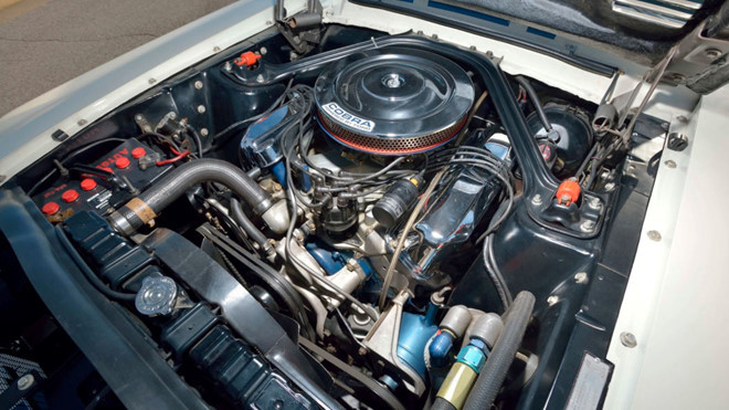 Don McCain, cựu giám đốc bán hàng của Shelby American, từng ca ngợi động cơ của Shelby GT500 Super Snake 1967 là “mẹ của tất cả mẫu xe 427 thời đó”. Do là động cơ xe đua nên nó có thể thường xuyên duy trì ở mức 6.000 vòng/phút. Carroll Shelby từng lái chiếc Mustang này ở tốc độ cực đại 273 km/h.