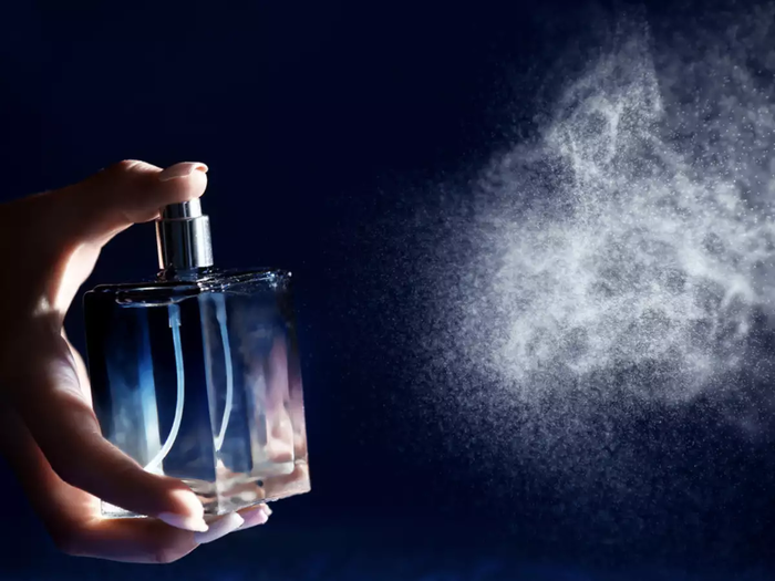 Nước hoa và xịt khử mùi toàn thân Bạn có biết nước hoa và xịt khử mùi toàn thân có chứa đầy hóa chất độc hại không? Rất nhiều người bị dị ứng và đau đầu sau khi tiếp xúc với một số loại nước hoa và xịt khử mùi toàn thân.