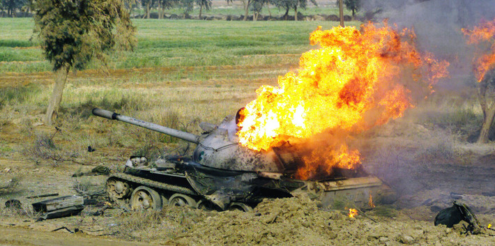 Hầu như không ghi nhận bất kỳ một chiến thắng nào của xe tăng Type 69 trên chiến trường Iraq. Ảnh: Xe tăng Type 69 bốc cháy trên đường cao tốc 27, năm 2003.
