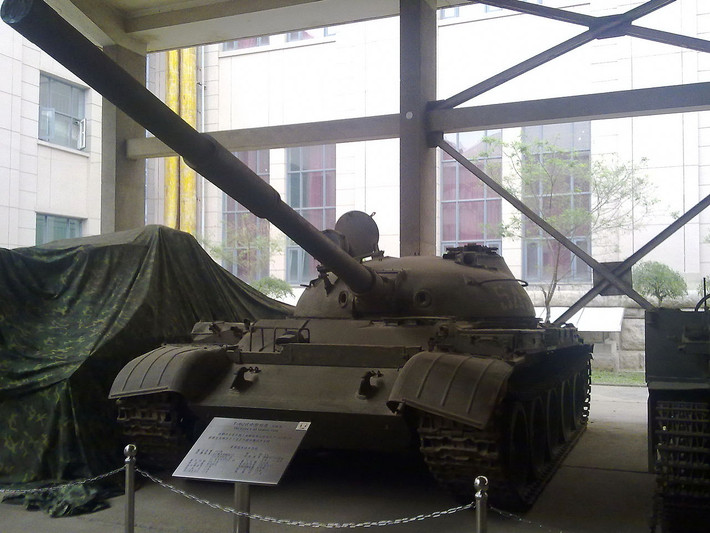 Và rồi cơ may đã tới với Trung Quốc, năm 1969 sau cuộc xung đột biên giới với Liên Xô, Trung Quốc đã "bắt sống" một chiếc xe tăng T-62 thuộc hàng hiện đại nhất của Liên Xô thời bấy giờ. Trên cơ sở T-62, Trung Quốc bắt tay phát triển Type 69 kiểu mới hiện đại hơn. Rõ ràng, dù muốn dù không, Trung Quốc nếu không có công nghệ Liên Xô thì không thể tạo ra những vũ khí mạnh mẽ. Ảnh: Xe tăng T-62 bị Trung Quốc thu giữ năm 1969.
