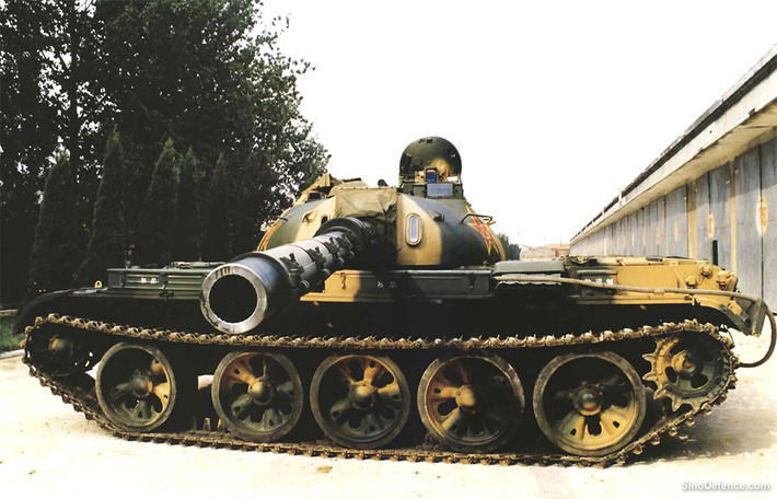 Năm 1984, Trung Quốc đưa vào sản xuất hàng loạt mẫu Type 79 (ban đầu gọi là Type 69-III) tích hợp nhiều công nghệ phương Tây ví dụ như nòng pháo 105mm (copy mẫu L7 của Anh), hệ thống điều khiển hỏa lực British Marconi, động cơ diesel 730 mã lực. Thời kỳ này, quan hệ Trung - phương Tây rất nồng ấm cùng với một mục đích đối phó Liên Xô, cho nên không lạ khi Trung Quốc sở hữu vô số công nghệ mới.