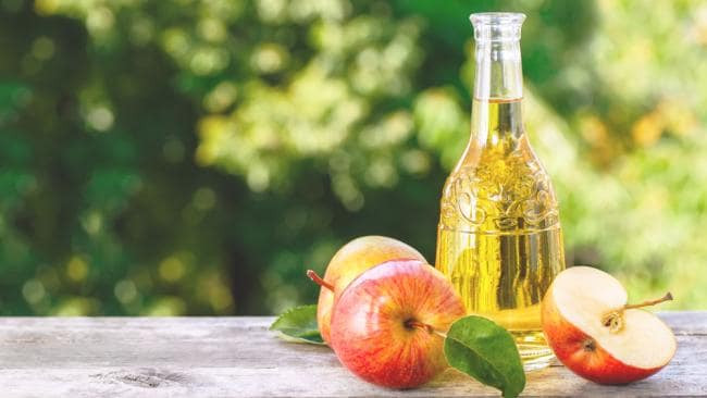 Nhiều nghiên cứu khoa học đã chứng minh lợi ích của loại chất lỏng này. Dưới đây là những lý do tại sao nên dùng giấm táo được khoa học chứng minh, theo Body and soul. Ảnh: Shutterstock
