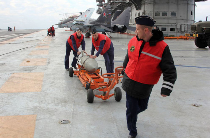 Không khí trên boong tàu sân bay Nga khi thực hiện hoạt động chiến đấu không đông đúc như tàu Mỹ, thế nhưng dù ít nhưng họ vẫn làm tốt công việc của mình để đảm bảo hiệu suất chiến đấu cao. Nguồn ảnh: Sputnik