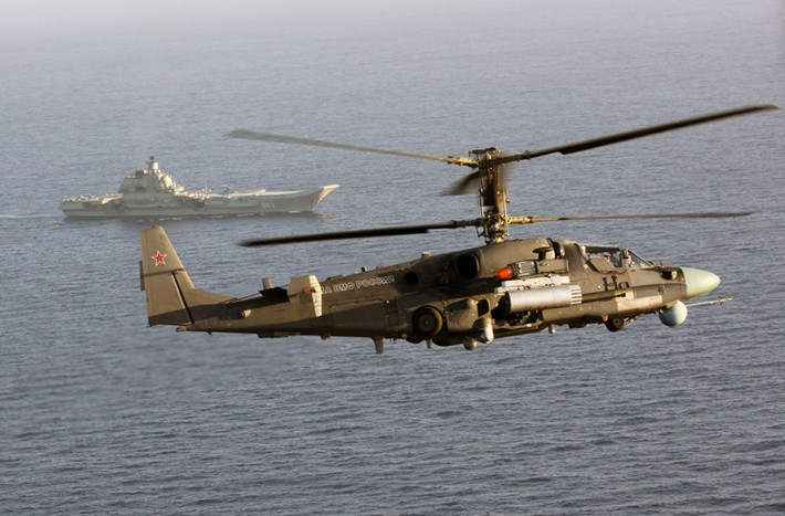 Trực thăng tấn công Ka-52K bay cảnh giới bên tàu mẹ. Nguồn ảnh: Sputnik