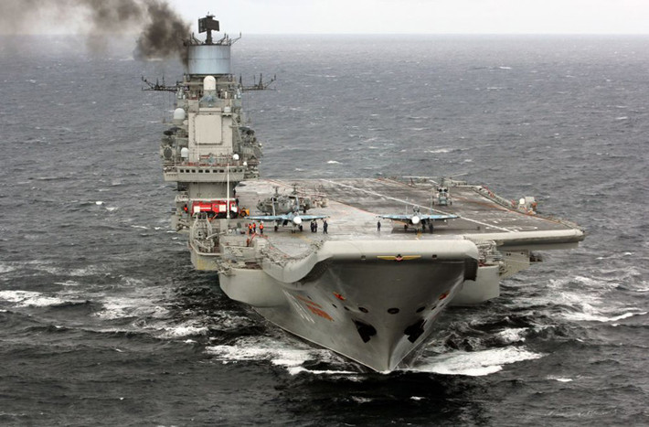 Biên đội tiêm kích Su-33 sẵn sàng xuất kích từ hai đường băng trên tàu sân bay Kuznetsov. Nguồn ảnh: Sputnik