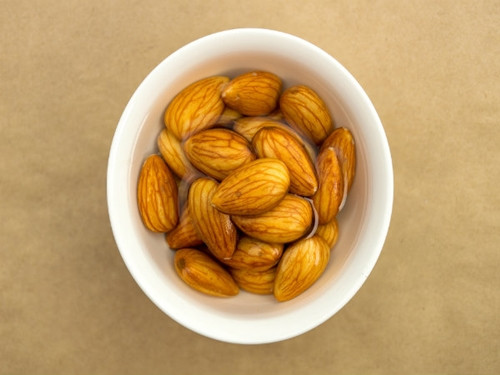 3. Hạnh nhân Hạnh nhân rất giàu vitamin B2, vitamin E, protein, magiê, photpho và mangan. Hạnh nhân cung cấp cho cơ thể rất nhiều năng lượng để chống lại chứng ho và bệnh cảm lạnh, những căn bệnh phổ biến vào mùa đông. Ngoài ra, hạnh nhân còn có tác dụng giúp làm giảm mức cholesterol trong cơ thể và ngăn ngừa sự hình thành sỏi trong thận.