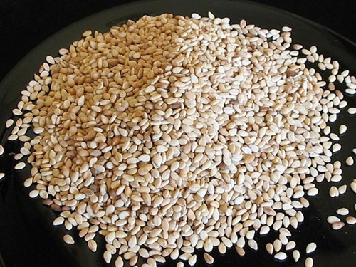2. Hạt vừng (mè) Hạt vừng có hàm lượng cholesterol, vitamin B1, chất xơ, chất béo không no, canxi... Ăn vừng có tác dụng giúp giảm huyết áp, chống ung thư, duy trì sức khỏe tim mạch và tăng cường hệ thống miễn dịch cho cơ thể.