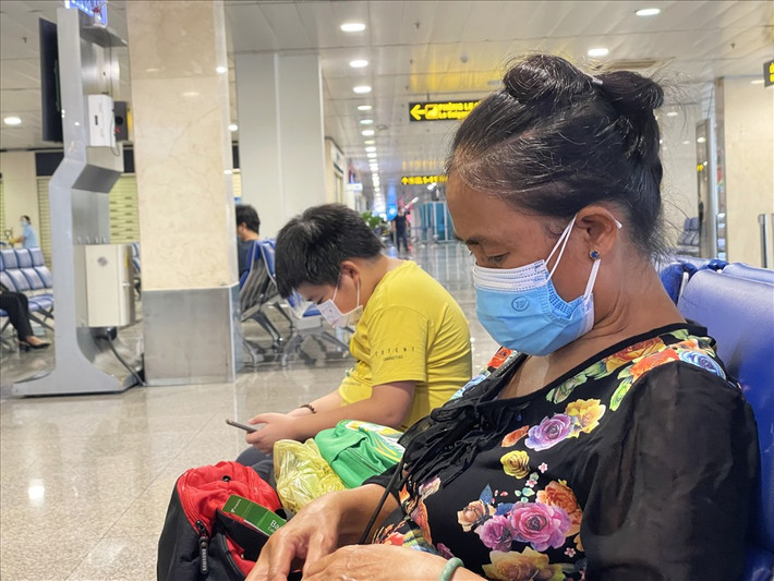 Đến sân bay, hành khách được yêu cầu đeo khẩu trang 100%, một vài người cẩn thận hơn có thể mắc đồ bảo hộ. Thêm vào đó, hành khách cũng được yêu cầu khai báo y tế online để thuận tiện trong việc truy vết. Mã khai báo y tế sẽ được kiểm tra rất nhiều lần: Tại quầy check-in của các hãng bay, cổng an ninh coi chiếu, cửa lên máy.