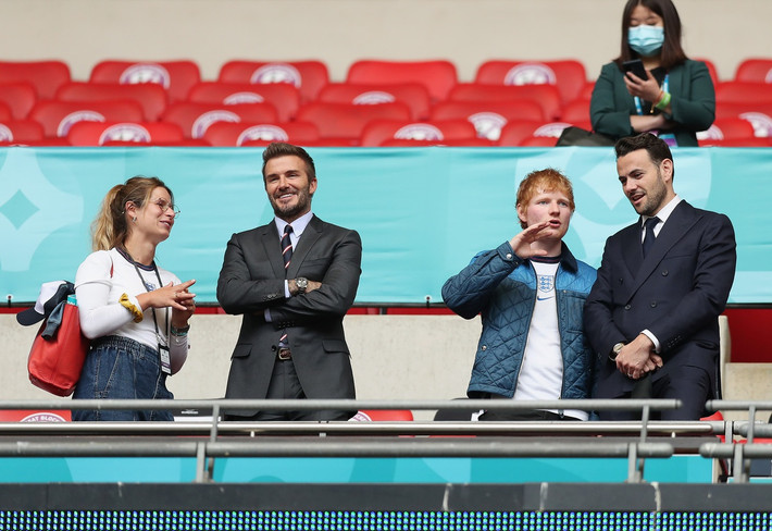 Khán đài VIP của sân Wembley còn chào đón Ed Sheeran, ca sĩ, nhạc sĩ nổi tiếng từng sáng tác nhiều bài hit như "Shape of You", "Perfect",...Theo truyền thông Anh, Ed đã đến đại bản doanh của tuyển Anh vài ngày trước. Tại đây, ca sĩ 30 tuổi có buổi giao lưu giúp dàn cầu thủ "Tam sư" giải tỏa tâm lý khi bước vào trận gặp Đức.