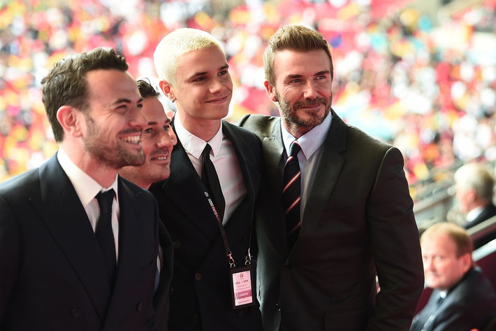 Xuất hiện bên cựu tiền vệ Man Utd còn có cậu con trai Romeo Beckham. Ở tuổi 18, Romeo sở hữu vẻ ngoài cá tính với mái tóc nhuộm bạch kim cùng nụ cười rạng rỡ. Chàng trai sinh năm 2002 thường xuyên cùng bố tham dự các sự kiện quan trọng.