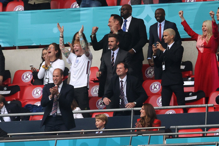 Ed Sheeran, David Beckham cùng Hoàng tử William theo sát từng diễn biến của trận đấu tại Wembley và ăn mừng cuồng nhiệt khi thầy trò HLV Gareth Southgate có bàn thắng.