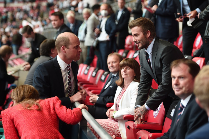 Beckham có cuộc trò chuyện thân mật với Hoàng tử William trước thềm trận đấu giữa Anh và Đức. Hoàng tử William là cổ động viên lâu năm của CLB Aston Villa.