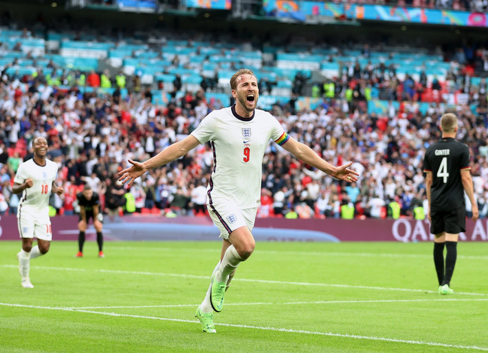 Phút 86, Harry Kane ấn định thắng lợi 2-0 cho chủ nhà bằng pha chạm bóng chuẩn xác cũng từ cự ly gần. Đây là pha lập công đầu tiên của thủ quân tuyển Anh tại Euro 2020.
