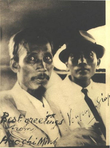 Ngày 2/9/1945, Chủ tịch Hồ Chí Minh và Đại tướng Võ Nguyên Giáp trên chiếc xe đến Quảng trường Ba Đình. Ảnh do cụ Võ An Ninh chụp. Đây là bức ảnh quý giá có dòng lưu bút với chữ ký của Chủ tịch Hồ Chí Minh và Đại tướng Võ Nguyên Giáp dành tặng cho một người bạn nước ngoài.