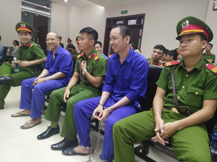 Tử tù Nguyễn Văn Tình (bên phải) và một đồng phạm cười tươi trước giờ diễn ra phiên phúc thẩm.