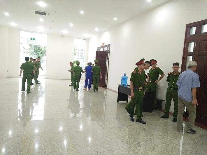 Vì các bị cáo đều phạm trọng tội, bị đề nghị nhiều hình phạt cao và cao nhất nên an ninh trong, ngoài phòng xử rất nghiêm ngặt.