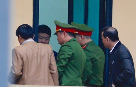 Viện Kiểm sát nhân dân Tối cao truy tố ông Thăng tội Cố ý làm trái theo Khoản 3 Điều 165 Bộ luật hình sự với khung hình phạt quy định từ 10-20 năm tù. Ghi nhận tại phiên tòa sáng nay, ông Đinh La Thăng có tinh thần và sức khỏe tốt. Nguồn ảnh: Dân Việt