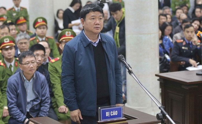 Theo cáo trạng, bị can Đinh La Thăng - nguyên Chủ tịch Hội đồng thành viên Tập đoàn PVN có vai trò chính trong vụ án “Cố ý làm trái quy định của Nhà nước về quản lý kinh tế gây hậu quả nghiêm trọng” xảy ra tại PVN và PVC (Tổng Công ty Cổ phần Xây lắp Dầu khí VN). Theo Luật sư Trương Quốc Hòe, nếu theo cáo trạng truy tố thì ông Thăng có thể đối mặt với mức án khoảng 20 năm tù giam. Nguồn ảnh: Tuổi Trẻ