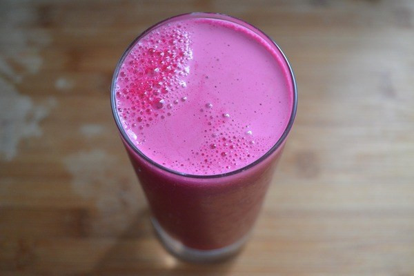 7. Củ dền Củ dền có mùi vị khá đặc biệt. Tuy nhiên ngay cả khi bạn không thích nó, bạn vẫn nên cân nhắc sử dụng loại thực phẩm này. Chất giải độc betalains có trong củ dền là loại giúp giảm nguy cơ mắc gan nóng, đẩy nhanh quá trình thải độc gan của các enzyme.