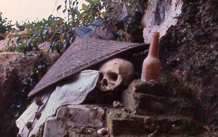 Nghĩa địa người Tana Toraja nằm cheo leo trên những vách núi đá vôi. Người ta đục thành những ô vuông ăn sâu bên trong đá, đủ dài và rộng để vừa một chiếc quan tài. Khi an táng ai đó, người dân dùng thang tre để bắc lên những khoang mộ trên vách núi và sau đó phải cần tới 4 đến 5 người mới có thể vận chuyển thi thể người quá cố lên vách núi thẳng đứng.