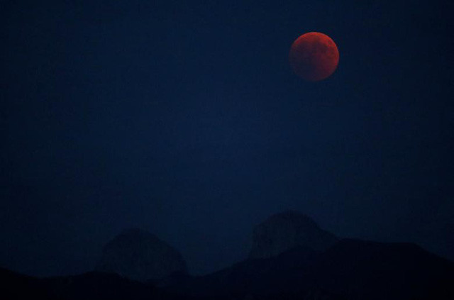 Nguyệt thực toàn phần trên dãy Alps.
