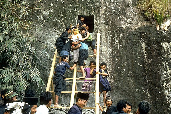 Từ 1905, các nhà khoa học tìm thấy những xác người còn nguyên vẹn, không bị phân hủy ở vùng đất này. Đặc biệt xác người không hề được tẩm ướp bất cứ một loại hóa chất nào, khác hẳn phương pháp ướp xác được biết đến của người Ai Cập cổ đại.