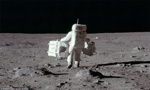 Các tấm ảnh có độ phân giải cao đều do 3 phi hành gia Armstrong, Buzz Aldrin và Michael Collins chụp. Bên cạnh đó còn những đoạn phim từng được 600 triệu người trên khắp thế giới theo dõi khi tàu vũ trụ Apollo đổ bộ xuống mặt trăng vào 20/7/1969.