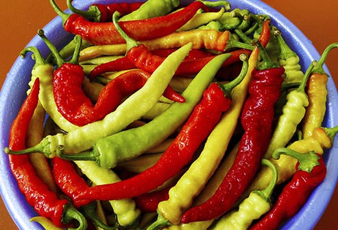 Ớt cay Ớt cay có chất hóa học không mùi gọi là capsaicin. Capsaicin có tác dụng kiềm chế sự thèm ăn và tăng tốc độ trao đổi chất, nhờ đó giúp giảm cân. Nó có thể không có tác động lớn đến trọng lượng, trừ khi làm bạn ăn ít hơn vì cay.