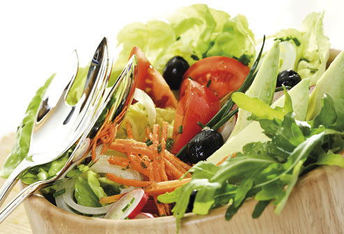 Giấm Hãy trộn salad với dầu giấm thay vì các loại dressing kem giàu chất béo. Salad dầu giấm dễ làm và giúp giữ đầy đủ hương vị các thành phần salad tươi ngon.