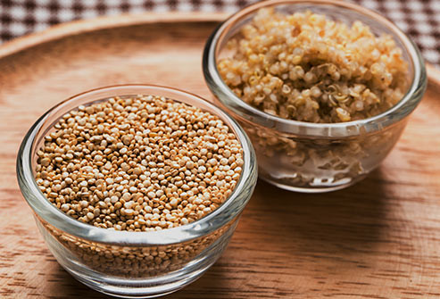 Quinoa Quinoa là một chất dinh dưỡng hạng “sao” trong kế hoạch giảm cân của bạn. Một cốc hạt này có 8 gram protein và 5 gram chất xơ, ngoài ra còn có sắt, kẽm, selen và vitamin E. Quinoa dễ nấu như cơm. Cho một bữa ăn tối nhanh chóng, chỉ cần trộn thêm một số loại rau, các loại hạt, hoặc protein nạc.