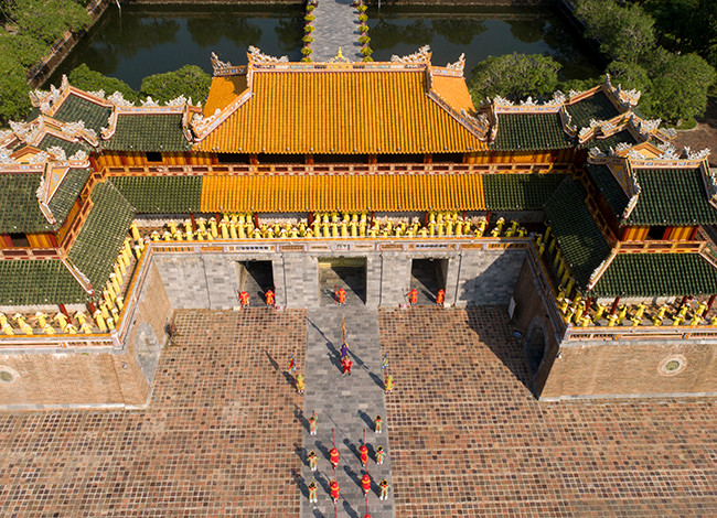 Lúc triều đình nhà Nguyễn cáo chung, vua Bảo Đại lưu vong nơi xứ người, Đức Từ Cung vẫn "neo giữ" cả thể xác và tâm hồn ở Huế. Bà tự bỏ tiền túi để sửa chữa Thái Miếu, Hưng Miếu, cùng các tôn lăng của các thành viên hoàng gia triều Nguyễn.