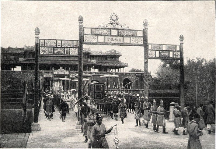 Bà duy trì các hoạt động cúng bái, lễ nghi nơi tôn miếu và lăng tẩm các vị vua Nguyễn.
