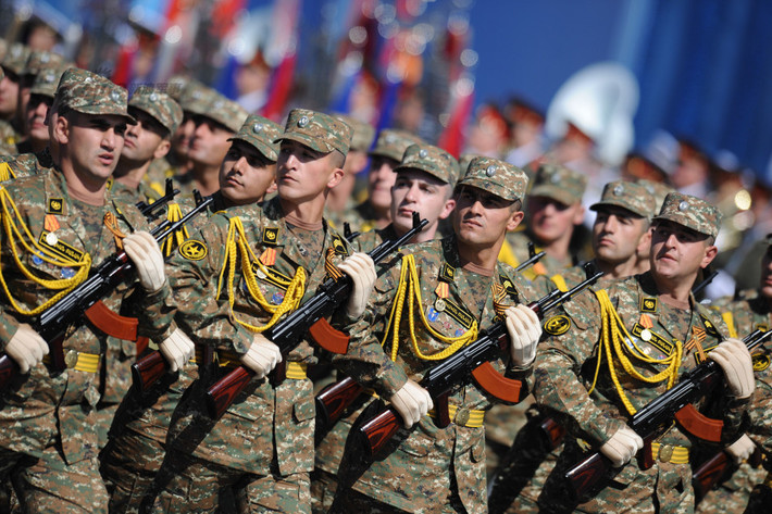 Quân đội Cộng hòa Armenia với súng trường AKM.