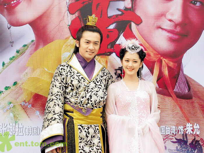 Không chỉ thành danh tại quê nhà, Jang Nara còn là một trong những nghệ sĩ Hàn Quốc hiếm hoi có được thành công rực rỡ tại thị trường Trung Quốc. Cô trở thành bạn diễn ăn ý với Tô Hữu Bằng trong tác phẩm Công chúa bướng bỉnh.