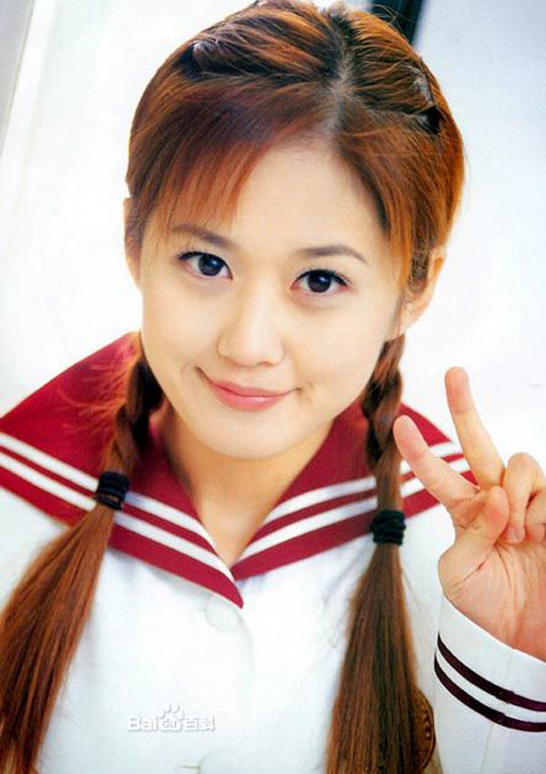 Jang Nara sinh năm 1981, là ca sĩ kiêm diễn viên nổi tiếng người Hàn Quốc. Trước khi ra mắt với vai trò ca sĩ, cô đã nổi tiếng qua các video quảng cáo sản phẩm được chiếu trên tivi vào năm 2000.