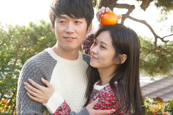 Jang Nara vẫn giữ nguyên khuôn mặt tươi trẻ, rạng rỡ như lần đầu hợp tác vào năm 2002. Trong khi đó, Jang Hyuk đã lộ rõ dấu vết thời gian trên khuôn mặt.