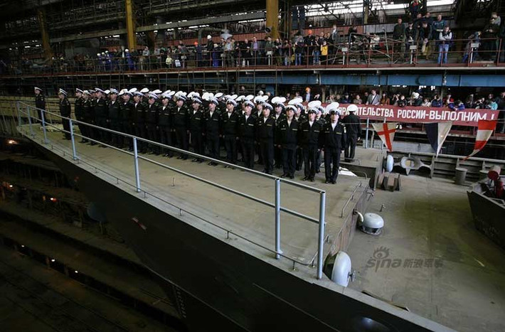 Sĩ quan – thủy thủ tàu chiến mới tinh của Hải quân Nga đứng nghiêm trong giờ khắc thiêng liêng với con tàu của họ.