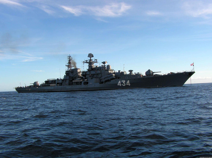 Admiral Ushakov là một trong những tàu chiến chống hạm mạnh mẽ nhất của Hải quân Nga. Chiếc tàu khu trục có lượng giãn nước toàn tải đến 8.480 tấn, dài 156m này được trang bị 8 tên lửa chống hạm tốc độ siêu âm P-270 Moskit.