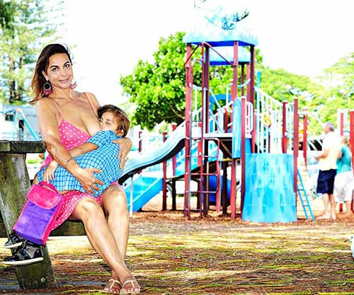 Maha luôn tự hào khi cung cấp nguồn dinh dưỡng dồi dào cho con mỗi ngày. Cô sẵn sàng cho con bú mẹ bất kỳ nơi nào bé gái 6 tuổi này muốn. Nó có thể ngay trong công viên khi bé còn đang mặc đồng phục của trường. Bà mẹ 3 con cũng thường xuyên đăng tải bức ảnh ghi lại giây phút hai mẹ con gắn kết lên các trang mạng xã hội.