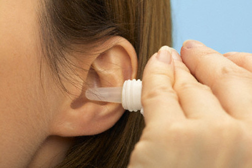 Trước đây, nước oxy già thường được sử dụng trong điều trị cho bệnh nhân viêm tai. Nó có tác dụng rửa sạch các chất bẩn trong trường hợp tai xuất hiện mủ, giúp dễ dàng lau sạch mủ. Gần đây, Cục Quản lý Thực phẩm và Dược Phẩm Mỹ cho biết chưa có công trình nghiên cứu chi tiết về tác dụng hỗ trợ cũng như nhược điểm của việc sử dụng oxy già cho bệnh nhân viêm tai.