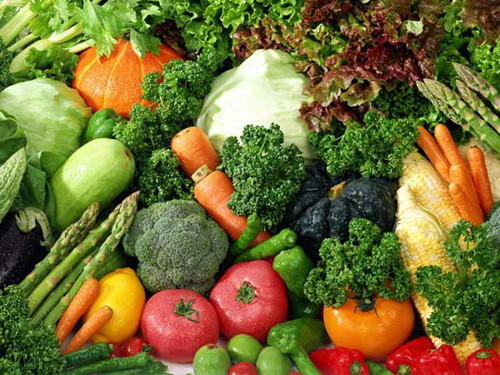 Rau lá đậm. Rau lá đậm sở hữu lượng lớn vitamin, chất xơ có lợi cho đường tiêu hóa. Đặc biệt, các chất trong rau lá đậm dễ tác động làm ngừng sự tăng trưởng của vi khuẩn, từ đó loại bỏ chúng khỏi đại tràng.