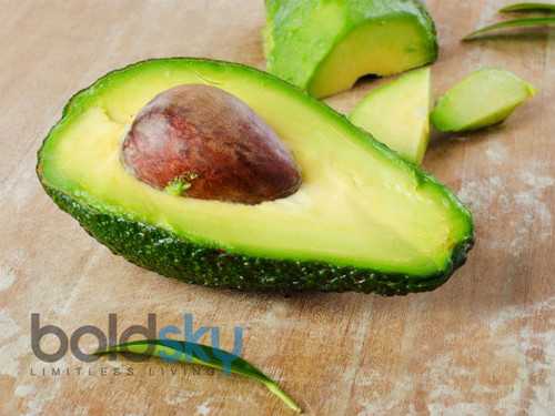 Quả bơ. Giàu chất xơ, axit béo omega – 3 nên bơ rất tốt cho đường ruột. Các nhà khoa học từng chứng minh bơ có khả năng “bôi trơn” thành ruột khiến các chất độc lẫn trong thức ăn khó có khả năng bám trụ tại đây.