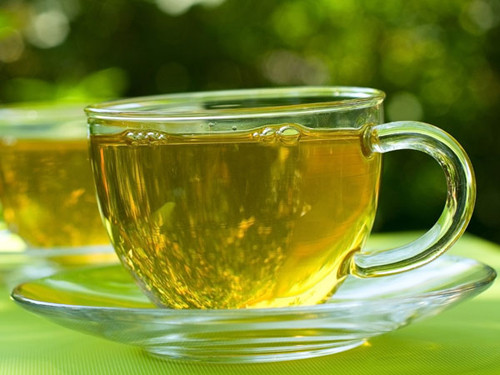 Việc thưởng thức một tách trà xanh vài tiếng trước khi bước vào giấc ngủ ban đêm cũng mang lại hiệu quả làm sạch phổi. Những chất có trong trà xanh khi đi vào cơ thể, xuống ruột khiến những chất cặn dễ bị đẩy ra ngoài rất có lợi cho sức khỏe.