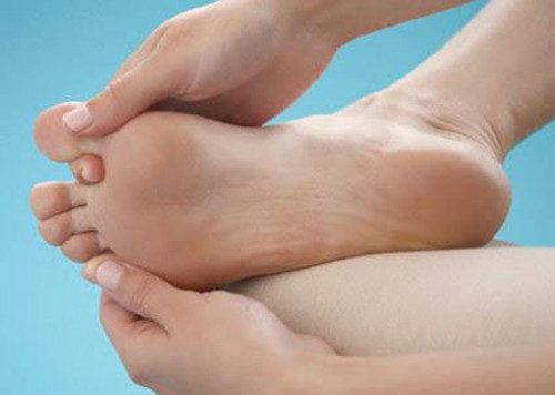 Đau ngón chân cái. Đau ngón chân cái kết hợp tình trạng ngón cái sưng to là triệu chứng của gout. Bệnh bắt nguồn từ tình trạng ăn nhiều thực phẩm giàu purine – hợp chất được tìm thấy nhiều trong thịt đỏ, cá, rượu. Khi mới xuất hiện, cấu trúc gai góc thường khu trú ở những bộ phận có nhiệt độ thấp nhất trong cơ thể, từ ngón chân cái đến mu bàn chân, gân gót chân, đầu gối và khuỷu tay, với biểu hiện sưng tấy và nóng rát.