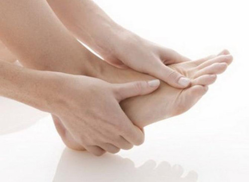 Lạnh chân. Lạnh chân thường xảy ra ở phụ nữ hơn là nam giới, đặc biệt là những người trên 40 tuổi. Đây có thể là biểu hiện của bệnh về tuyến giáp - bộ phận có chức năng điều hòa thân nhiệt và sự trao đổi chất. Sự tuần hoàn máu kém là một nguyên nhân khác gây lạnh chân.