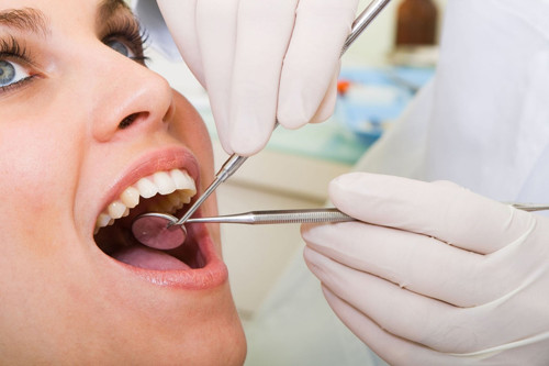 Xử lý các vấn đề về nha khoa. Nếu có các vấn đề về nha khoa như sâu răng, viêm lợi cần sớm xử lý dứt điểm. Bên cạnh đó, bạn nên sắm cho mình vài bàn chải đánh răng dự trữ nhằm thay đổi, tránh sự tích tụ của vi khuẩn cũng như dư lượng hóa chất bất lợi khi thực hiện hóa trị.