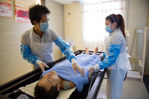 Điều này lý giải nguyên nhân thanh niên khỏe mạnh dù thực hiện những công việc gần xác chết như tắm rửa, khâm liệm, đưa ma… ít bị ảnh hưởng.